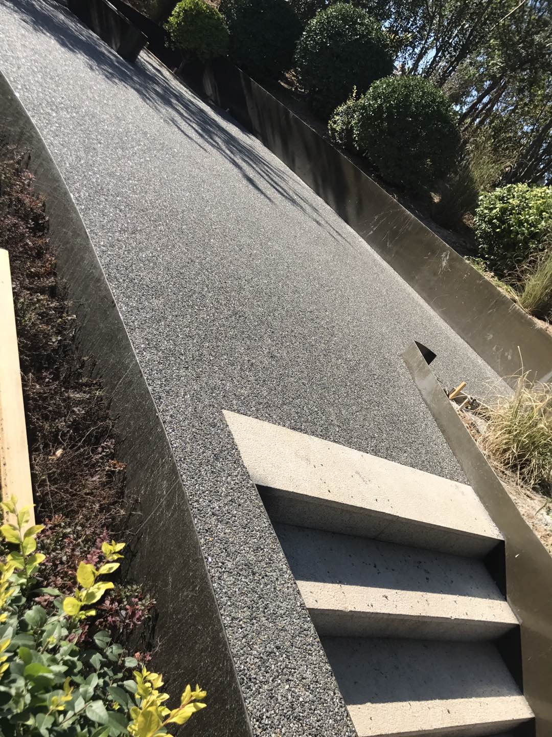 上海岚石胶粘石地坪