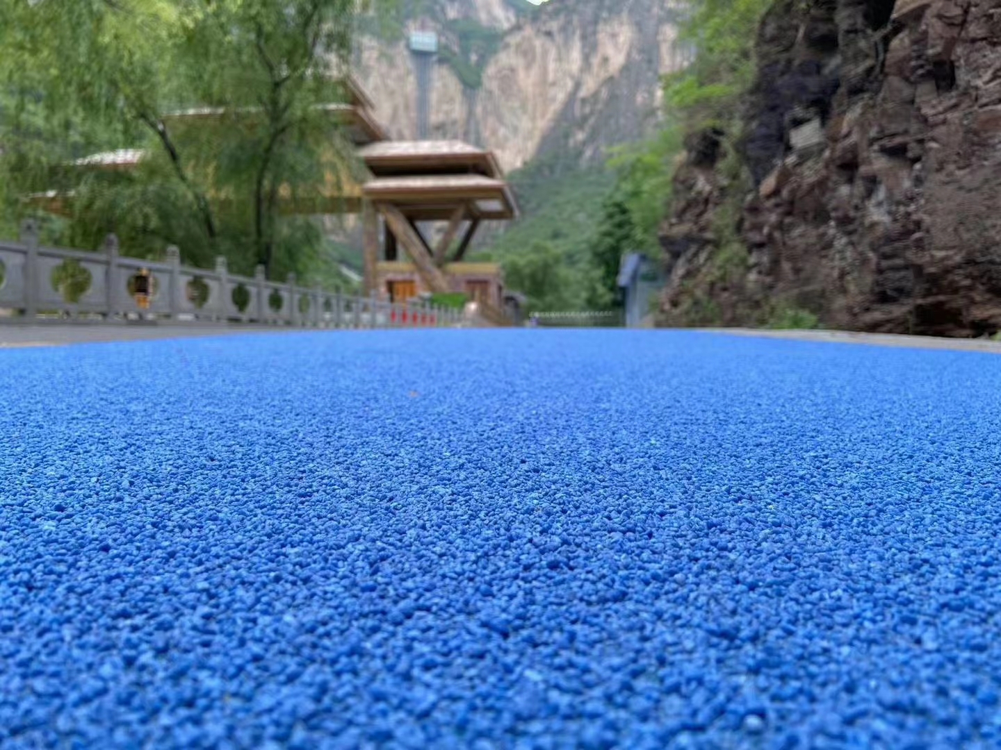 蓝色陶瓷颗粒路面上海岚石